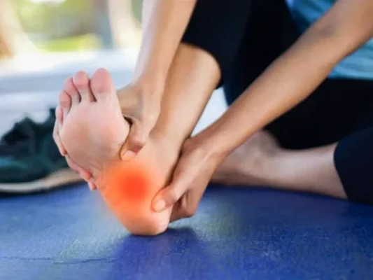 Đứng lâu gây đau gót chân